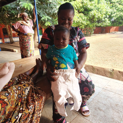 NKORANZA , Ghana : distribuzione abiti ai bambini del villaggio 