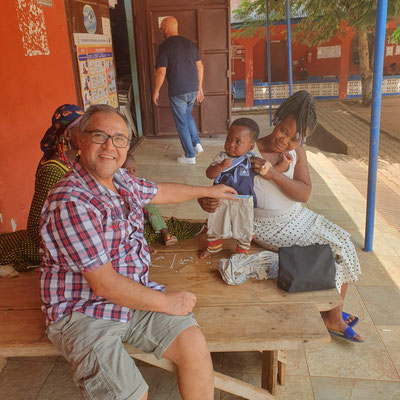 NKORANZA , Ghana : distribuzione abiti ai bambini del villaggio 