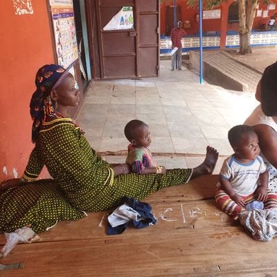 NKORANZA, Ghana  : Ambulatorio di maternità , mamme in attesa di visita.