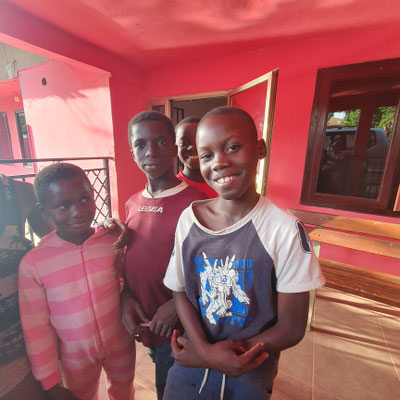 NKORANZA , Ghana : distribuzione abiti ai bambini del villaggio 