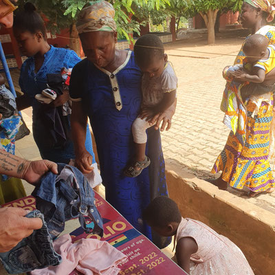 NKORANZA , Ghana : distribuzione abiti ai bambini del villaggio 