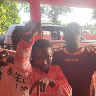NKORANZA , Ghana : distribuzione abiti ai bambini del villaggio 