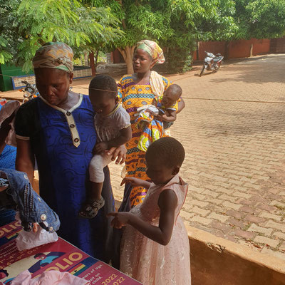 NKORANZA , Ghana : distribuzione abiti ai bambini del villaggio 