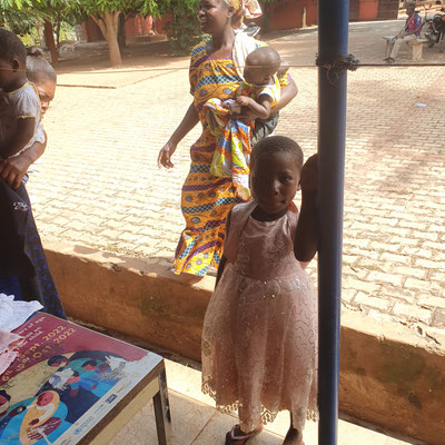 NKORANZA , Ghana : distribuzione abiti ai bambini del villaggio 