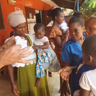 NKORANZA , Ghana : distribuzione abiti ai bambini del villaggio 