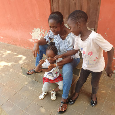 NKORANZA, Ghana - distribuzione abiti ai bambini del villaggio 