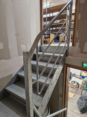 CMC Métallerie Avranches(50)-Escalier métallique intérieur finition galvanisé