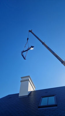 CMC Métallerie Avranches(50)-Manutention aérienne d'un escalier à Avranches(50)