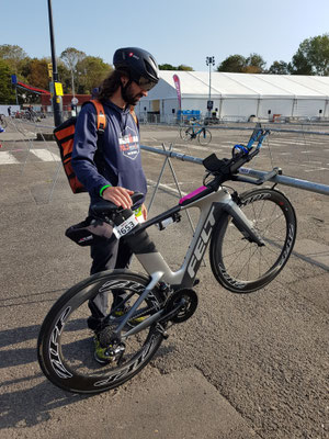 Bike Check-In noch bei schönem Sonnenschein