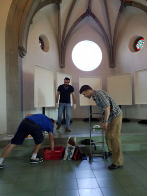 Aufbauen in der Kirche. Bruno, Hadi und Röbi