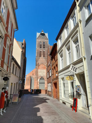 Marienkirche Wismar und Geschäfte in der Altstadt