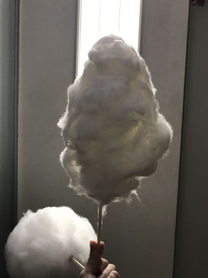 Requisitenbau Fake-Zuckerwatte © Elena Vonderau