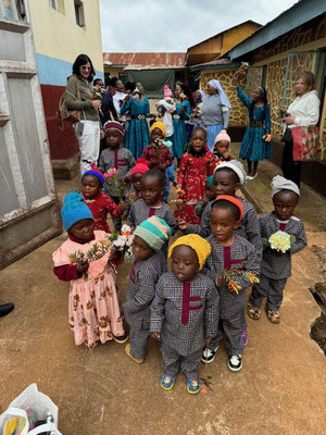 Besuch mit mehreren kleinen Kindern in Kilimahewa und Doreen Hirtreiter