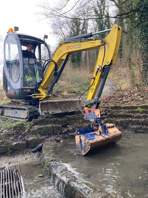 Vertiefung des Karlsbrunnenbeckens mit dem Minibagger durch den Bauhof am 28.01.25 (Foto: B. Künzig)