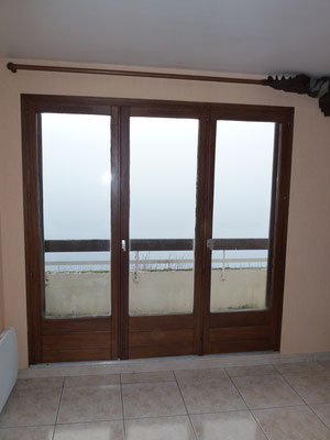 Porte fenêtre bois 3 vantaux avant intervention vue intérieure.
