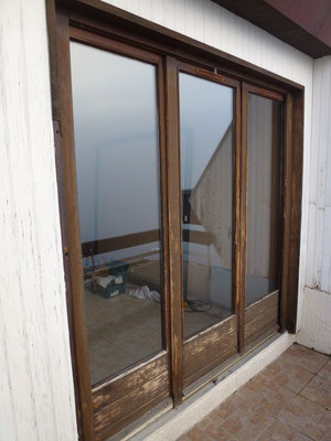 Porte fenêtre bois 3 vantaux avant intervention vue extérieur.