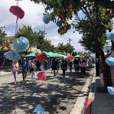 Eine ruhige Querstrasse des Strassenfestes!