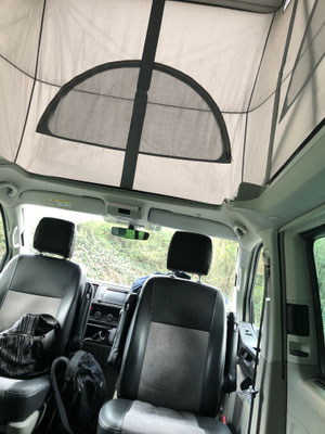 Liegefläche hochgeklapp für mehr Raum beim Frühstück