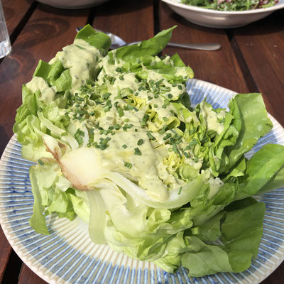 Das ist ein grüner Salat bei Jamie Oliver im Restaurant....Äh, was mach ich mir zuhause immer soviel Arbeit beim Salat rüsten?