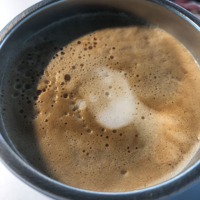 Erst mal einen gediegenen Café Latte schlürfen! Sozusagen das Wetter schön trinken!
