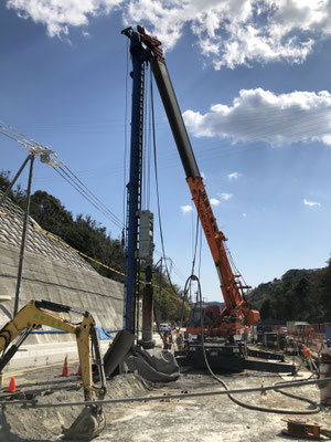 区画を設けた一般道路上での施工。