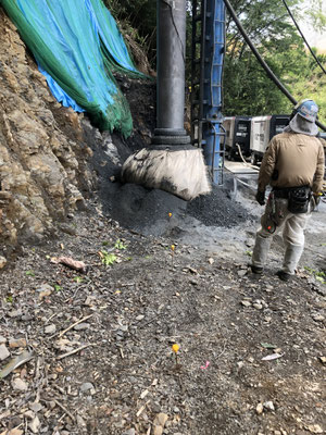 地上に排出された大量の岩盤クズ。