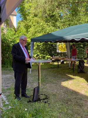 . Stadtpräsident Mike Künzle richtete ein Grusswort an die Besuchenden. 