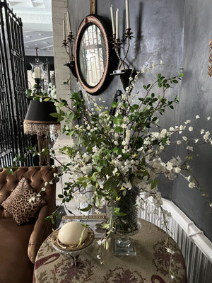 bouquet-de-fleurs-artificielles-haut-de-gamme-realises-sur-mesure-pour-le-palais-ronsard-marrakech