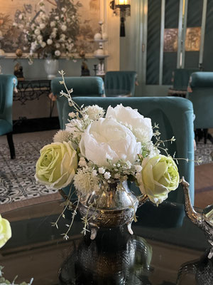 bouquet-de-fleurs-artificielles-haut-de-gamme-realises-sur-mesure-pour-le-palais-ronsard-marrakech