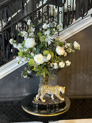 bouquet-de-fleurs-artificielles-haut-de-gamme-realises-sur-mesure-pour-le-palais-ronsard-marrakech