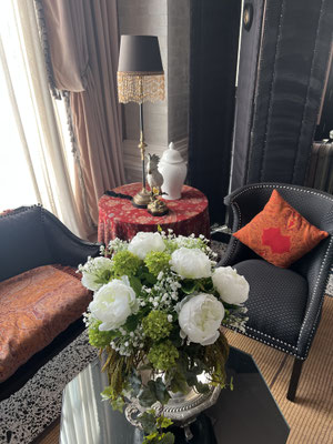 bouquet-de-fleurs-artificielles-haut-de-gamme-realises-sur-mesure-pour-le-palais-ronsard-marrakech