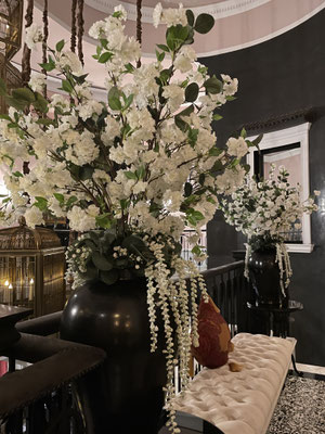 bouquet-de-fleurs-artificielles-haut-de-gamme-realises-sur-mesure-pour-le-palais-ronsard-marrakech