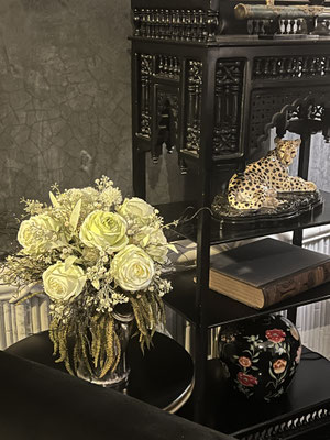bouquet-de-fleurs-artificielles-haut-de-gamme-realises-sur-mesure-pour-le-palais-ronsard-marrakech