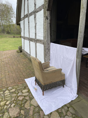 Vor der "Deele" wird photographiert - auf Bettlaken.