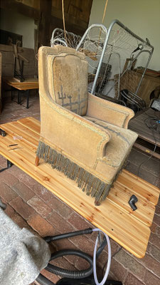 And for the vacuuming I lift the objects upon a couple of foldable beer tables. Make-do in its finest! ;) 