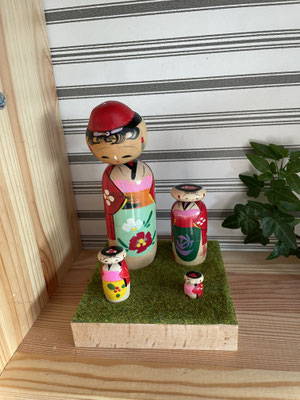 Auf Kunstrasen im Schubladenschaukasten.