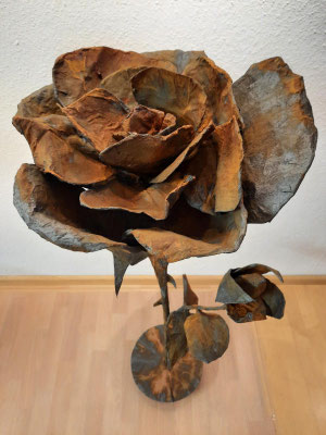 Rose, mix media, Rostfarbe 129 x 45 x 45 cm