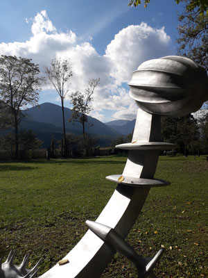 Schlosspark, Skulptur von Bruno Gironcoli, Detail, Schloss Ebenau, Herbst 2021 © Gironcoli Nachlass und Galerie Walker