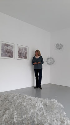 Helga Cmelka in ihrer Ausstellung Behausungen, Kunstraum Walker 2017 ©Galerie Walker