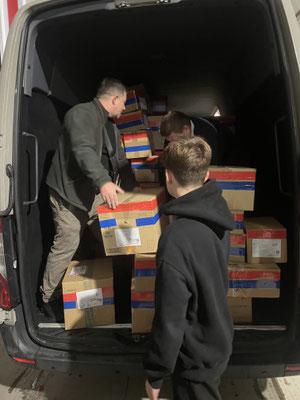 Die mit blauem Klebeband markierten Schachteln enthalten nützliche Weihnachtsgeschenke für bedürftige Menschen im Süden der Ukraine.