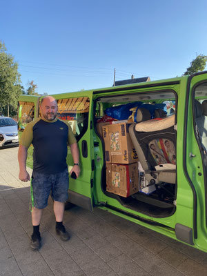 Ivan holt das - mit Hilfsgütern gefüllte - Fahrzeug selbst in der Schweiz ab. 