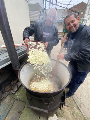 ... viiiele Zwiebeln anzudünsten ...