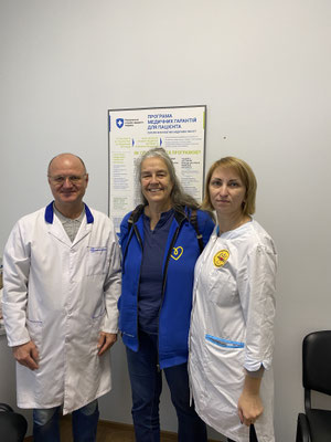 Später besuchen Rita und Ivan Snezhana in ihrer zweiten Praxis. An vollen Tagen werden hier durch diese zwei Ärzte und zwei Volontaire bis zu 200 Patienten versorgt.