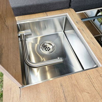Warmwasser Armatur in großen Spüle 400x340