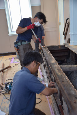 2020年5月11日　礼拝堂の講壇を中心とする改修工事　教会の講壇の前部にある美しいモザイクをいったん取り外します。もちろん、場所を変えて活かしていきます。大工さんたちの仕事、一気です。