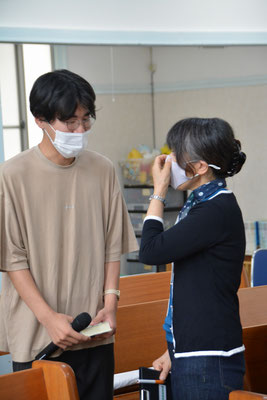 2023年6月25日（日）聖歌隊への挨拶のあと、（たぶん）息子のように思って見守ってきたひさが近付いた場面。目頭を押さえておられます。