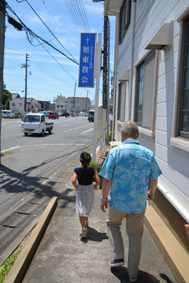 2022年8月2日（火）慣れないところから解放されて跳ねているようにも見える少女。うしろから、おじいちゃんです。