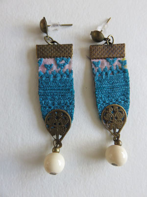 MIM - Boucle d'oreille - ancienne broderie du Baloutchistan ou  Turkmenistan  