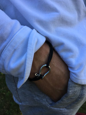 Bracelet marin masculin porté : modèle manille argenté sur cordon marine réglable 12 € l'unité