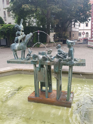 vor dem Waidspeicher in Erfurt steht der Brunnenaufsatz die Bremer Stadtmusikanten